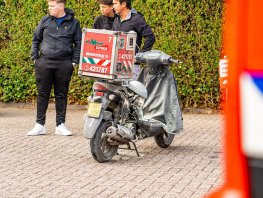 Scooter vliegt spontaan in brand bij een tankstation