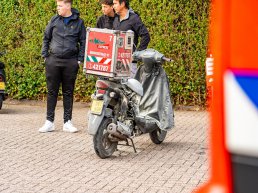 Scooter vliegt spontaan in brand bij een tankstation