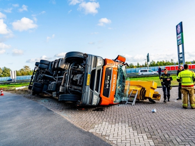 Vrachtwagen gekanteld op de A28 bij Harderwijk