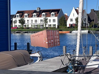 Aangespoelde container in Harderwijk