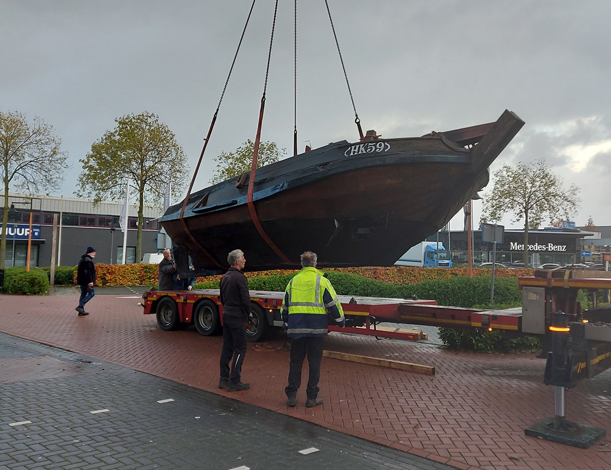 Schokker HK 59 een jaar na brandstichting ter renovatie naar de Botterstichting Elburg