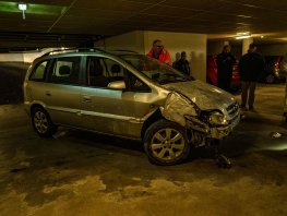 Auto naar beneden gerold in ondergrondse parkeergarage Jan van Nassaupark 