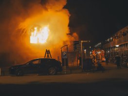 Felle brand op het AZC in Harderwijk