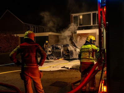 Auto volledig uitgebrand op de Schippersmeen in Harderwijk