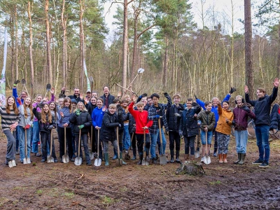 Leerlingen CBS Het Startblok planten bomen in Harderwijkse bos