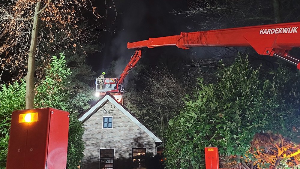 Uitslaande schoorsteenbrand op de Woudstee in Hierden