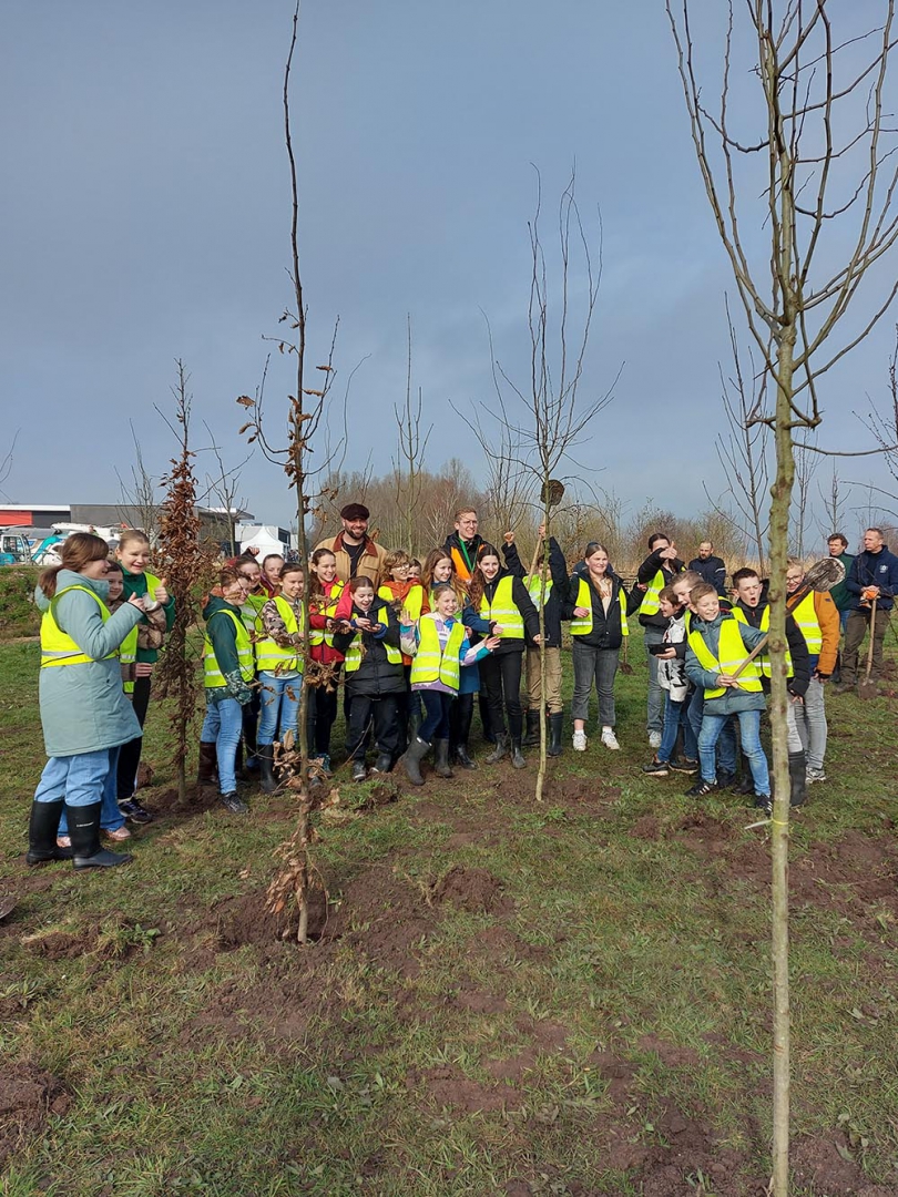 Scholieren planten 175 bomen op 6 maart tijdens de boomfeestdag 2