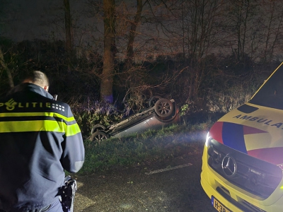 Broertjes vliegen uit bocht met auto, auto op kop in sloot