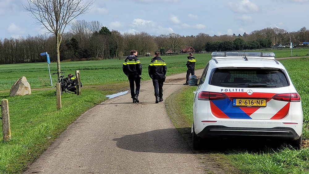Man ligt hevig bloedend op de grond in Hierden