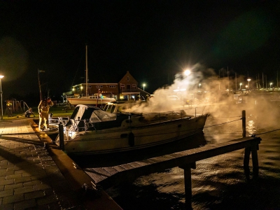Eigenaar ontsnapt op tijd bij felle brand op zeilboot Harderwijk