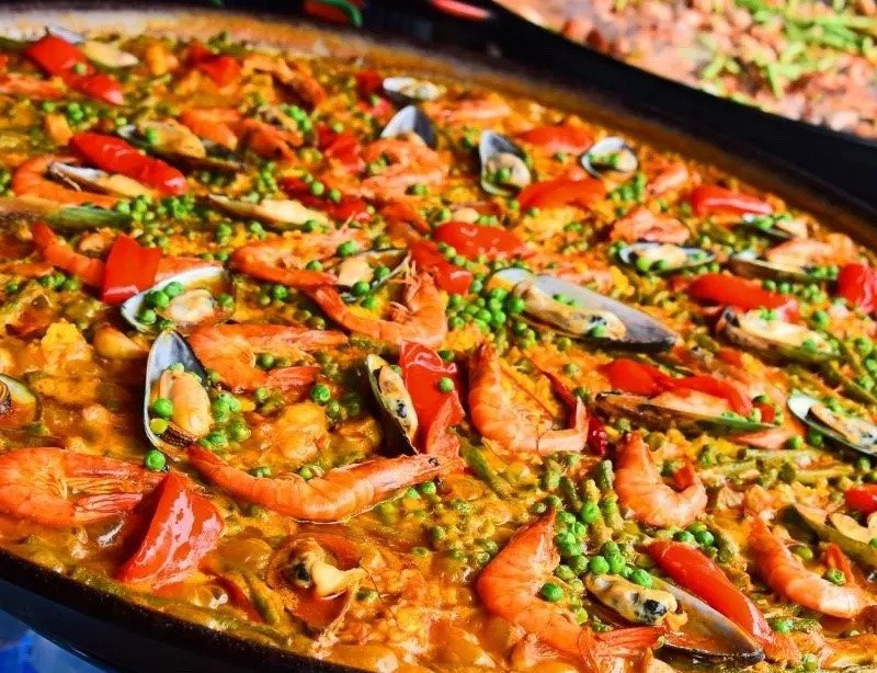 Live verse paella bereiden bij MataMata Gastrobar op Koningsdag