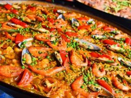 Live verse paella bereiden bij MataMata Gastrobar op Koningsdag