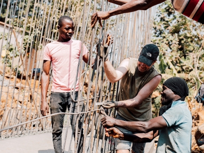 Timon en Andries bouwen school af in Sierra Leone: “Dit is zulk dankbaar werk”