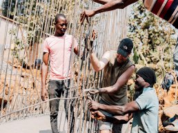 Timon en Andries bouwen school af in Sierra Leone: “Dit is zulk dankbaar werk”