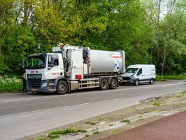 Botsing tussen een bestelbus en vrachtwagen op de Newtonweg in Harderwijk