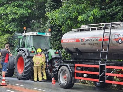 Achterkant trekker in brand in Hulshorst