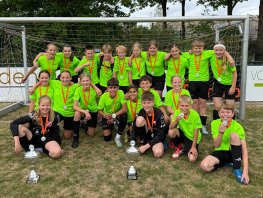 Dubbele winst voor basisschoolteams De Parel uit Hierden tijdens schoolvoetbal regiofinales in Ermelo