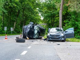 Auto op z’n kant na botsing in Harderwijk – weg volledig afgesloten door twee ongevallen