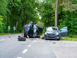 Auto op z’n kant na botsing in Harderwijk – weg volledig afgesloten door twee ongevallen