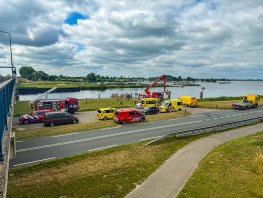 Auto te water in Nuldernauw bij Zeewolde: geen personen aangetroffen