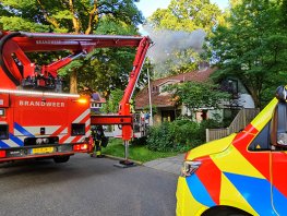 Brandweer redt man uit huis tijdens brand in Nunspeet