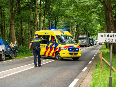 Automobilist raakt onwel en rijdt hekwerk omver in Harderwijk