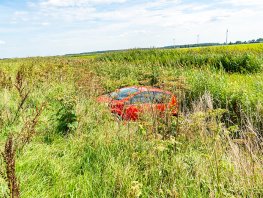Auto belandt in droge sloot langs Gooiseweg bij Zeewolde