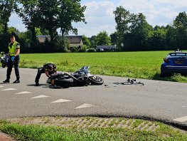 Ernstig ongeval tussen motorrijder en auto in Hierden: weg urenlang afgesloten