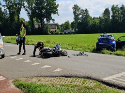 Ernstig ongeval tussen motorrijder en auto in Hierden: weg urenlang afgesloten