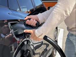 JobTrans neemt semipubliek laadplein officieel in gebruik