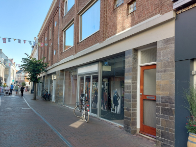 College wil leegstaande winkel aan Donkerstraat kopen “Voormalig Blokkerpand gijzelt de binnenstad”