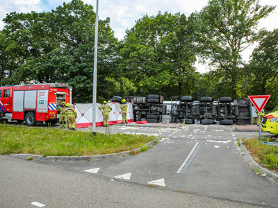 19-jarige jongen uit Ermelo bij zwaar ongeval in Uddel omgekomen: vrachtwagen belandt op bestelbus