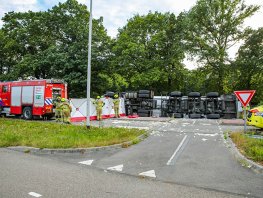 Drie gewonden bij zwaar ongeval in Uddel: vrachtwagen belandt op bestelbus