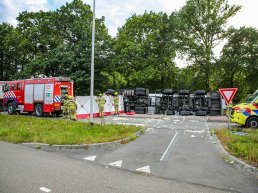 Drie gewonden bij zwaar ongeval in Uddel: vrachtwagen belandt op bestelbus
