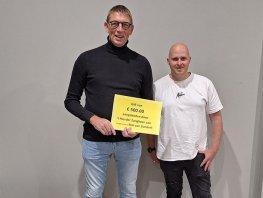 Het Hierder Zangkoor steunt Stal van Zundert met cheque van €500,-