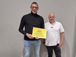 Het Hierder Zangkoor steunt Stal van Zundert met cheque van €500,-