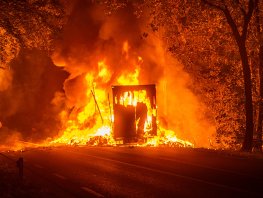 Oplegger in brand op N302 bij Harderwijk