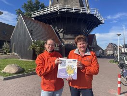 Stichting Present Harderwijk viert jubileum met zwaaistenen en high tea