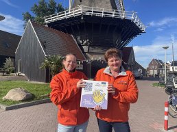 Stichting Present Harderwijk viert jubileum met zwaaistenen en high tea