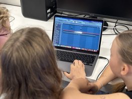 Instrumenten, beats en optredens tijdens open dag Popschool Harderwijk