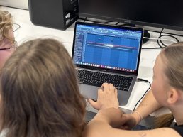 Instrumenten, beats en optredens tijdens open dag Popschool Harderwijk