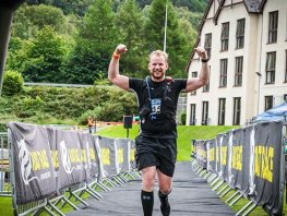 Laatste eindsprint voor Miles for Miracles: Jos Stijkel klaar voor Ironman ter nagedachtenis aan jeugdvriend Arjan
