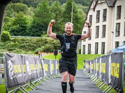 Laatste eindsprint voor Miles for Miracles: Jos Stijkel klaar voor Ironman ter nagedachtenis aan jeugdvriend Arjan