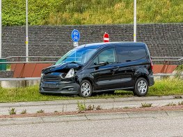Twee bestelbusjes botsen op kruising in Harderwijk