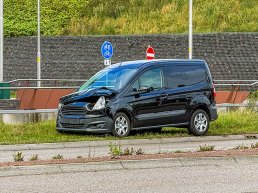 Twee bestelbusjes botsen op kruising in Harderwijk