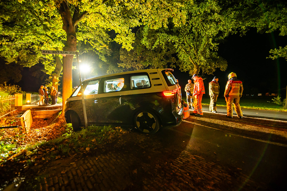 Elektrische bus raakt van de weg in Hulshorst: niemand gewond