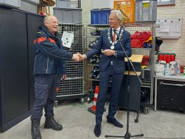 Spectaculaire binnenkomst: Brandweer Hierden verwelkomt eerste volledig elektrische combivoertuig