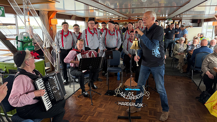 Stralende gezichten tijdens 53e Lions Boottocht voor ouderen