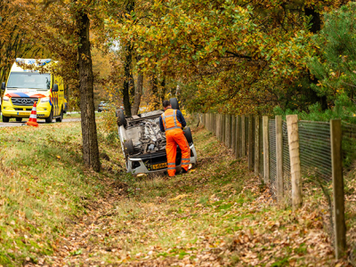 Eenzijdig ongeval: auto belandt over de kop in sloot in Ermelo
