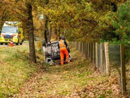Eenzijdig ongeval: auto belandt over de kop in sloot in Ermelo
